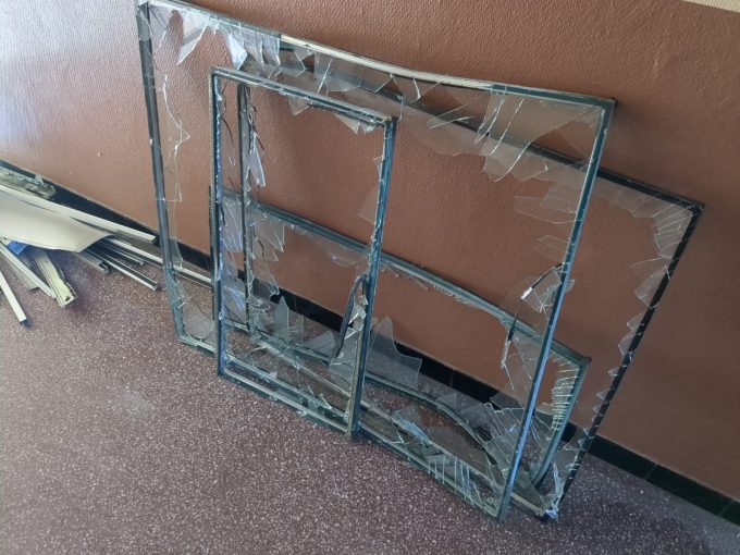 Bilden visar resterna av dörrens glasrutor.