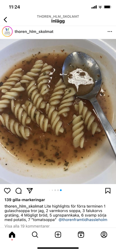 Bilden visar tomatsoppa med pastaskruvar.