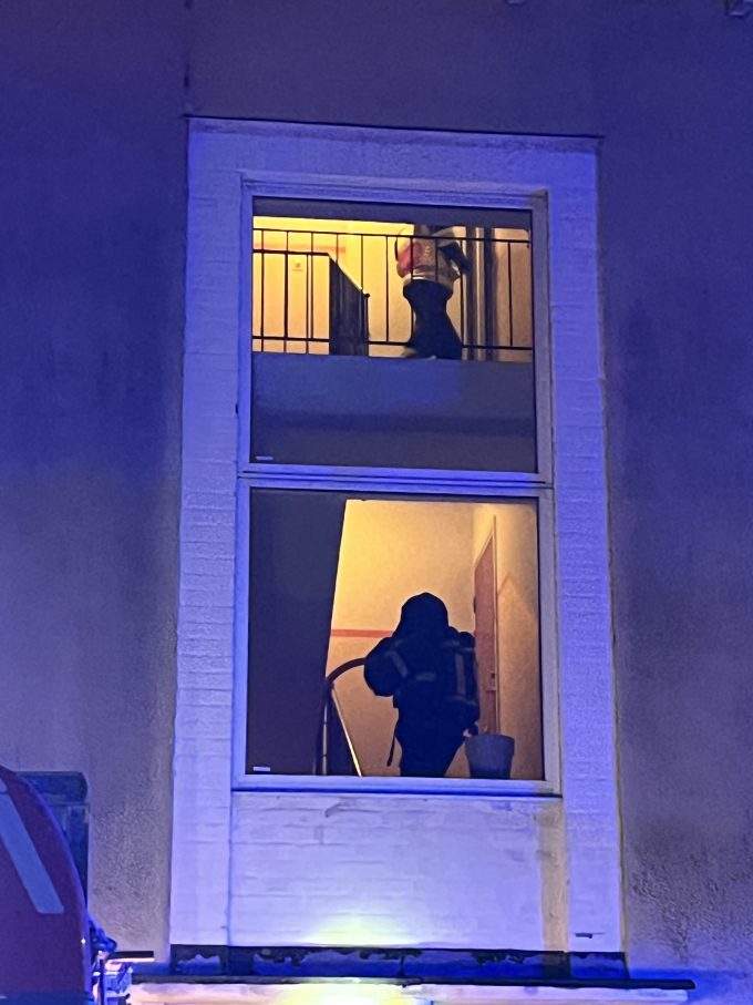 Bilden visar brandmän innanför fönster i trappuppgången.