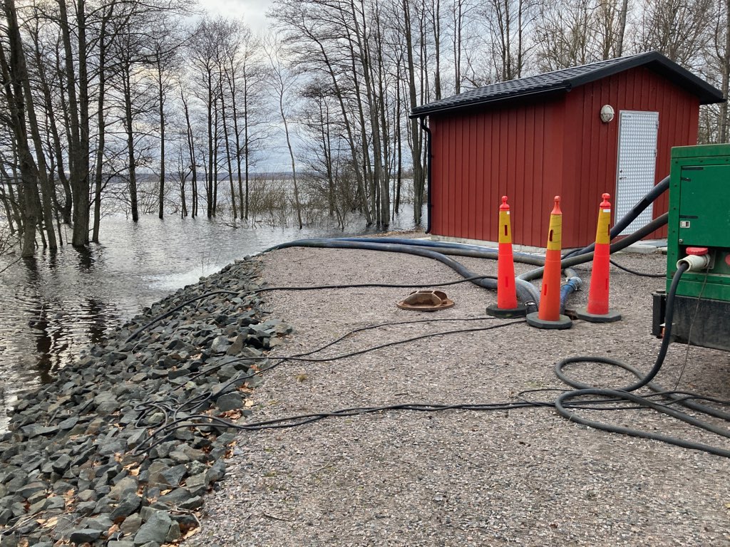 Bilden visar Ormanäs pumpstation med tre slangar som pumpar ut orenat avloppsvatten i sjön.