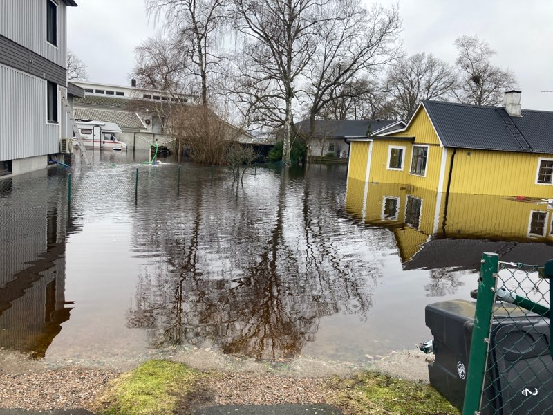 Bilden visar översvämmade hus.