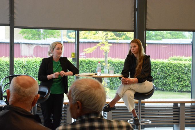 Bilden visar Hanna Gedin och Linnea Bengtsson.