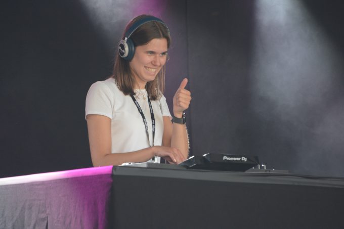 Bilden visar DJ Hanna H.