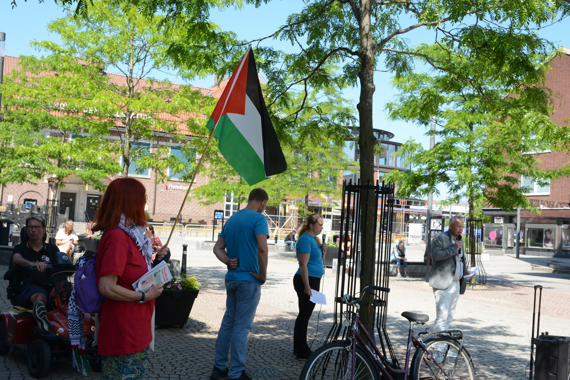 Bilden visar Patrik Jönsson och Hanna Nilsson samt Palestinaaktivisten.