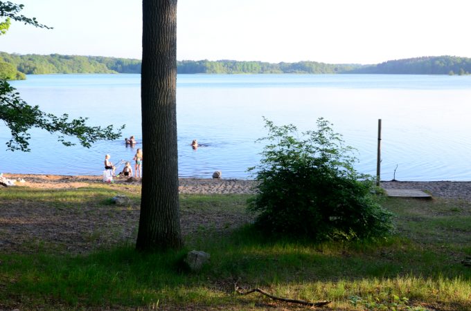 Bilden visar Bosarpasjöns badplats.