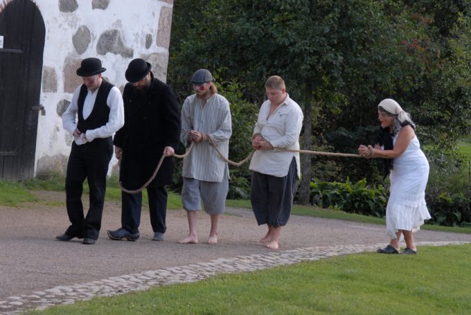 Bilden visar en teaterscen.