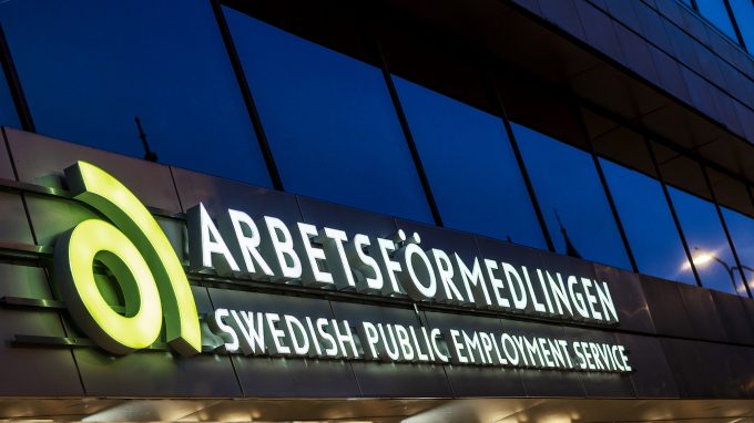 Bilden visar en fasadskylt hos Arbetsförmedlingen.