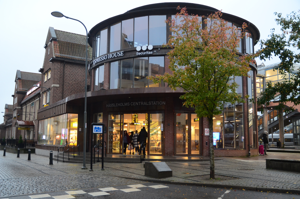 Bilden visar den ombyggda centralstationen i Hässleholm.