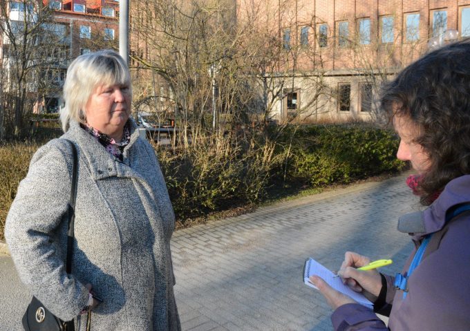 Bilden visar Lena Wallentheim som intervjuas av Berit Önell.