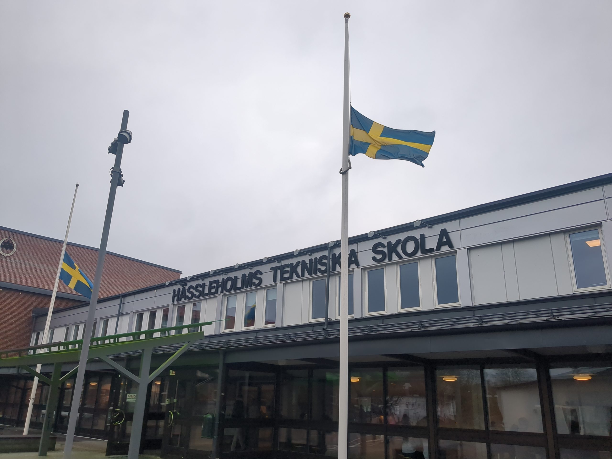 Bilden visar flagga på halv stång vid Hässleholms tekniska skola.