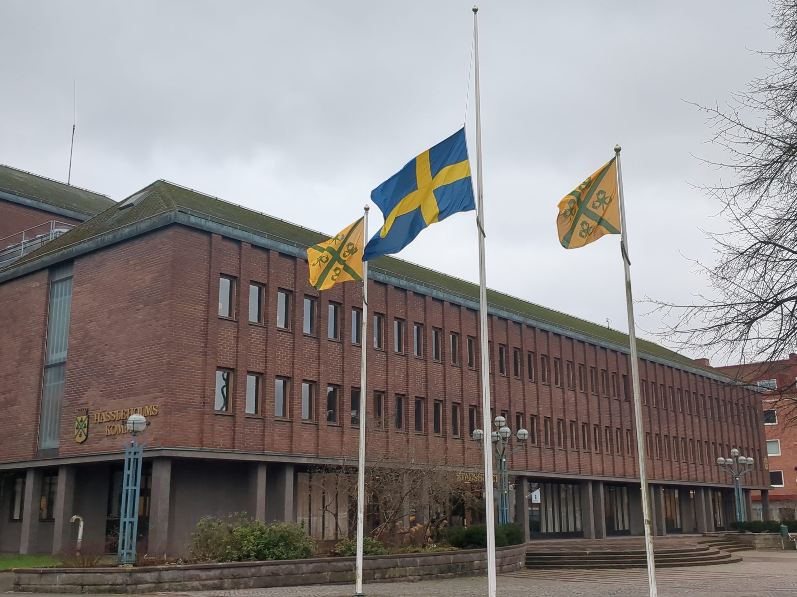 Bilden visar flaggor på halv stång vid stadshuset.