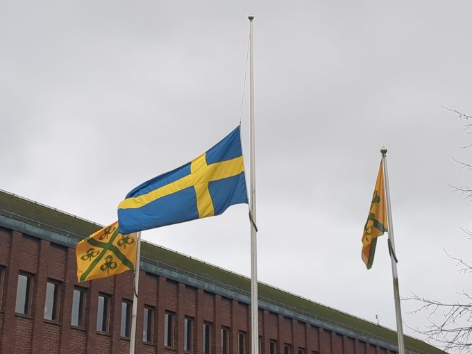 Bilden visar flaggning på halv stång vid stadshuset.